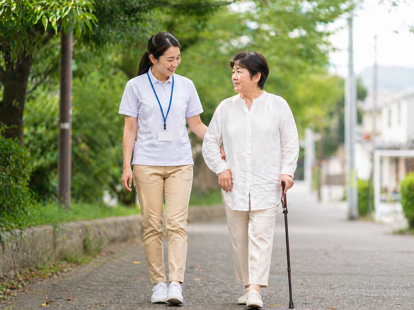 歩行を見守りながら支援する様子